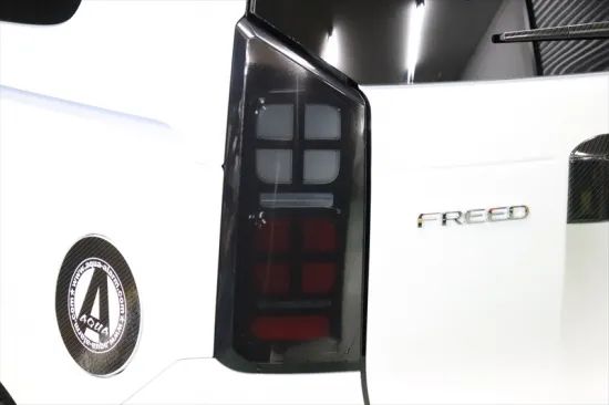 新型フリード　テールランプ　スモークフィルムで引き締め