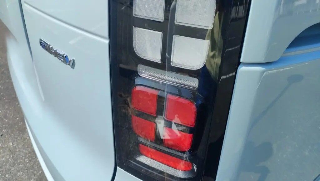 新型フリードのテールランプを近距離で撮影した田の字レイアウトのアップ