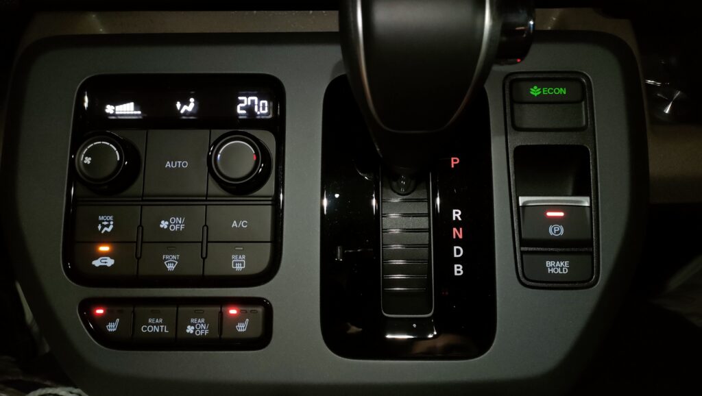 新型フリード 標準装備 オートエアコン シートヒーター