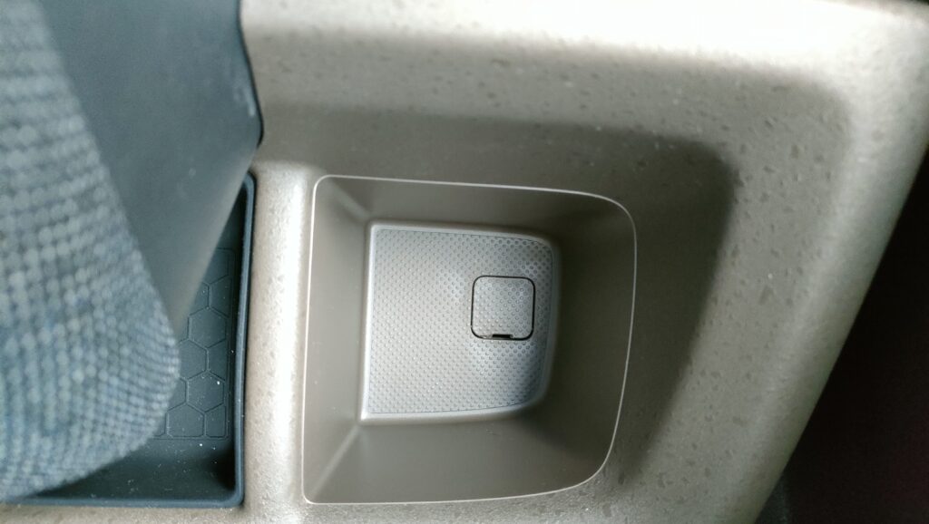 新型フリード ドリンクホルダー 内側 形状 ラバーマット比較