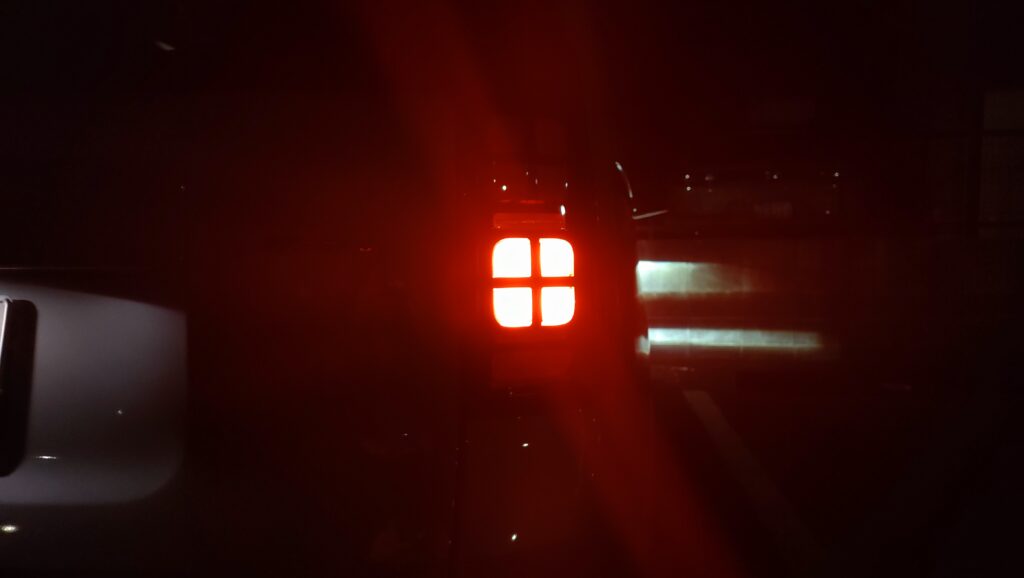 夜間に点灯した新型フリードの田の字テールランプを後方から撮影