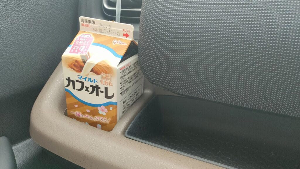 新型フリード 運転席 ドリンクホルダー 500ml紙パック 収納後 写真