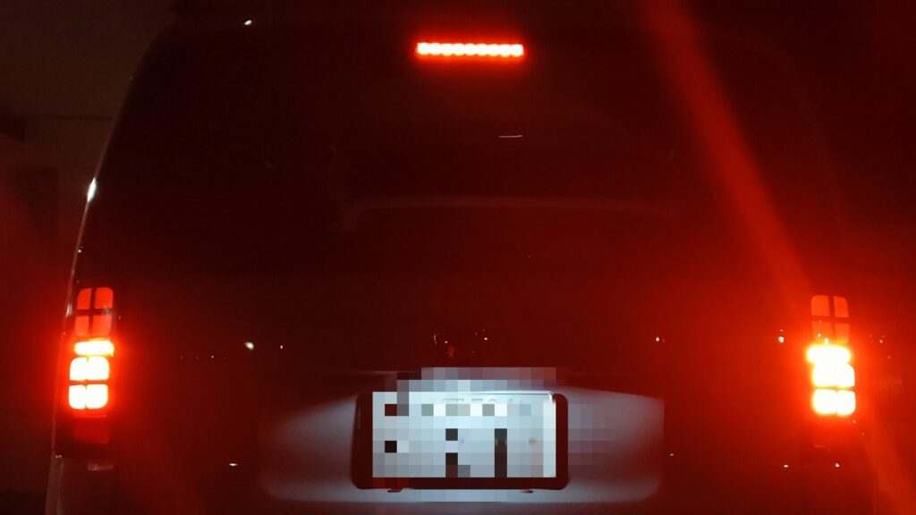 夜間にブレーキ点灯した新型フリードのリア全体と田の字テールランプを後方から撮影