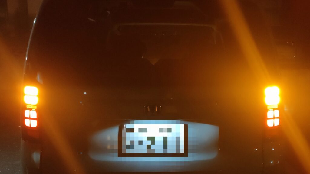 夜間に点灯した新型フリードのリア全体と田の字テールランプを後方から撮影