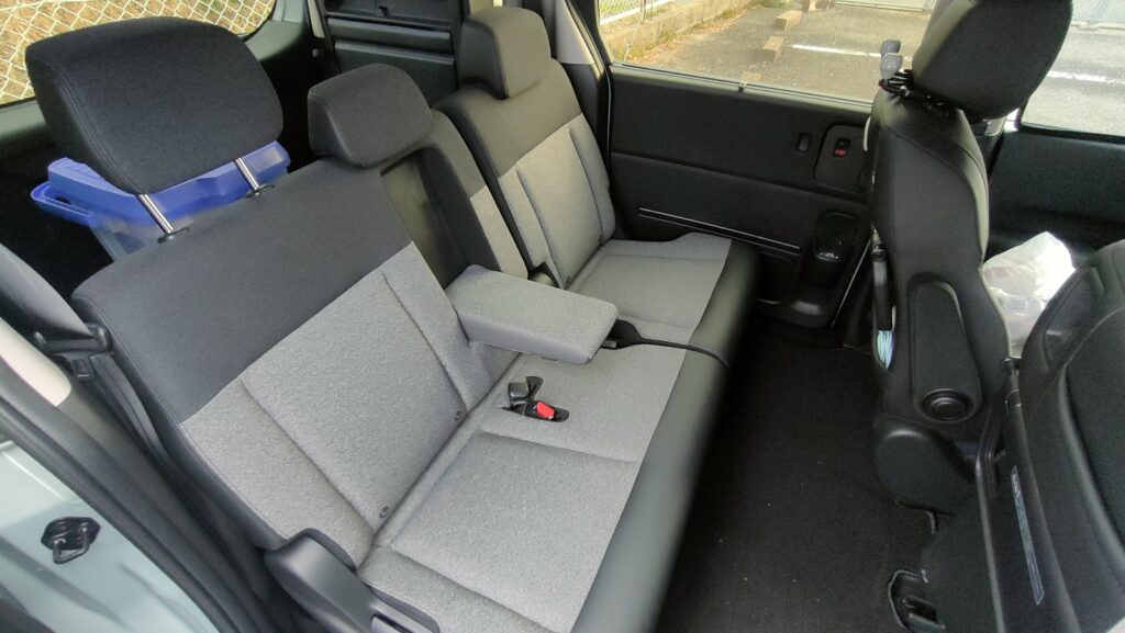 ③2列目の動線（チャイルドシートの乗せ降ろし、ウォークスルー）