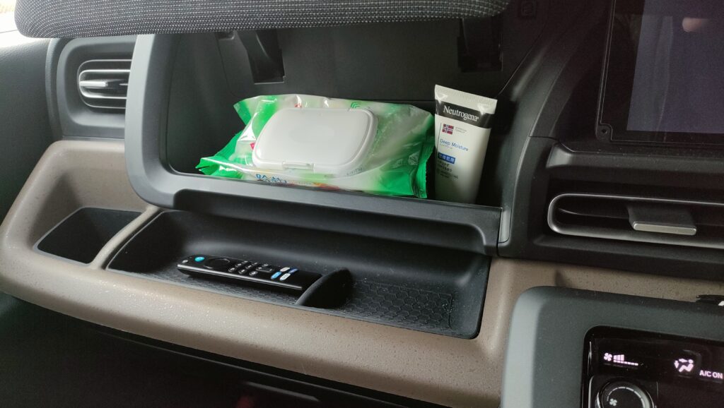 ②よく使う収納の位置（スマホ、財布、ティッシュ、飲み物）