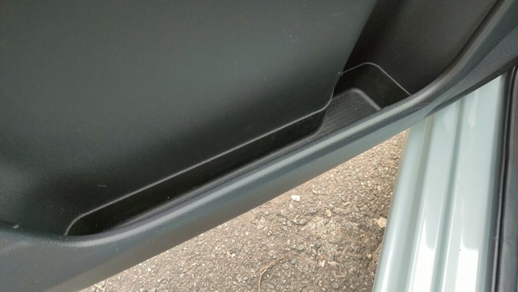 サイドドア下部保護トレイ　新型フリード