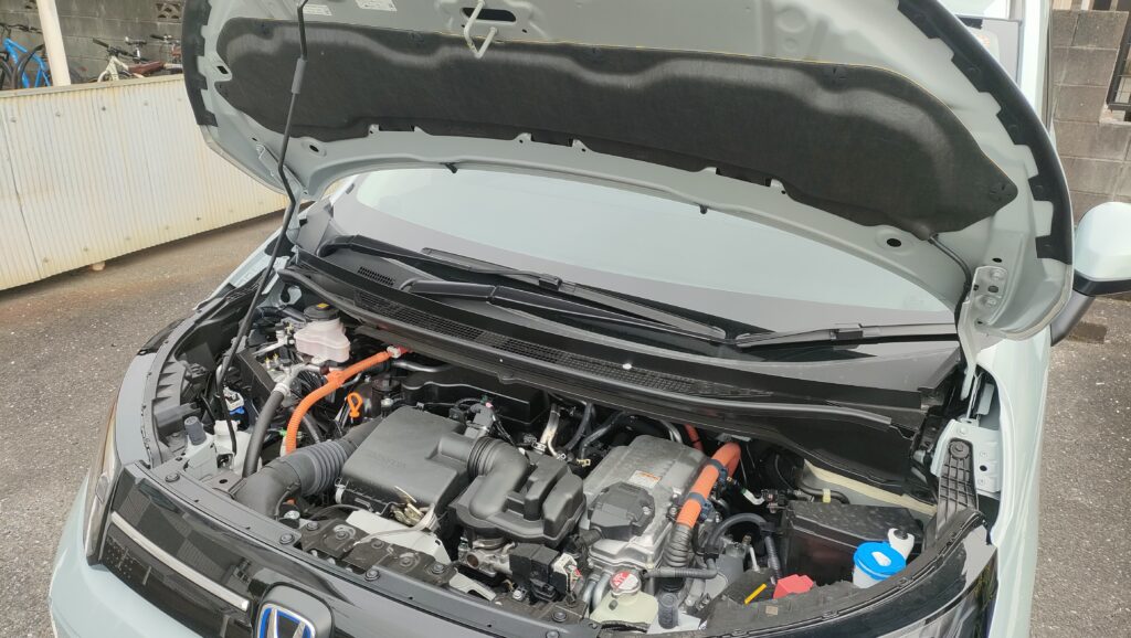 フリードのボンネット開け方 ステー