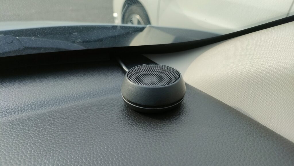 新型フリードのダッシュボード上に取り付けられた丸型ツイータースピーカー