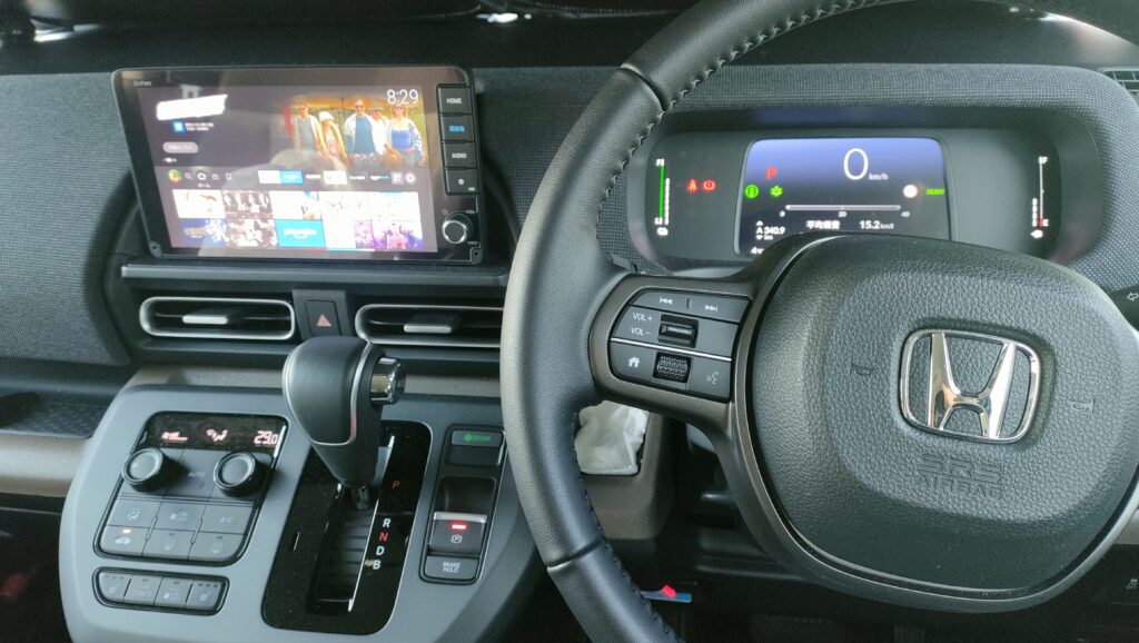 新型フリードのステアリングとメーターとナビを備えた運転席