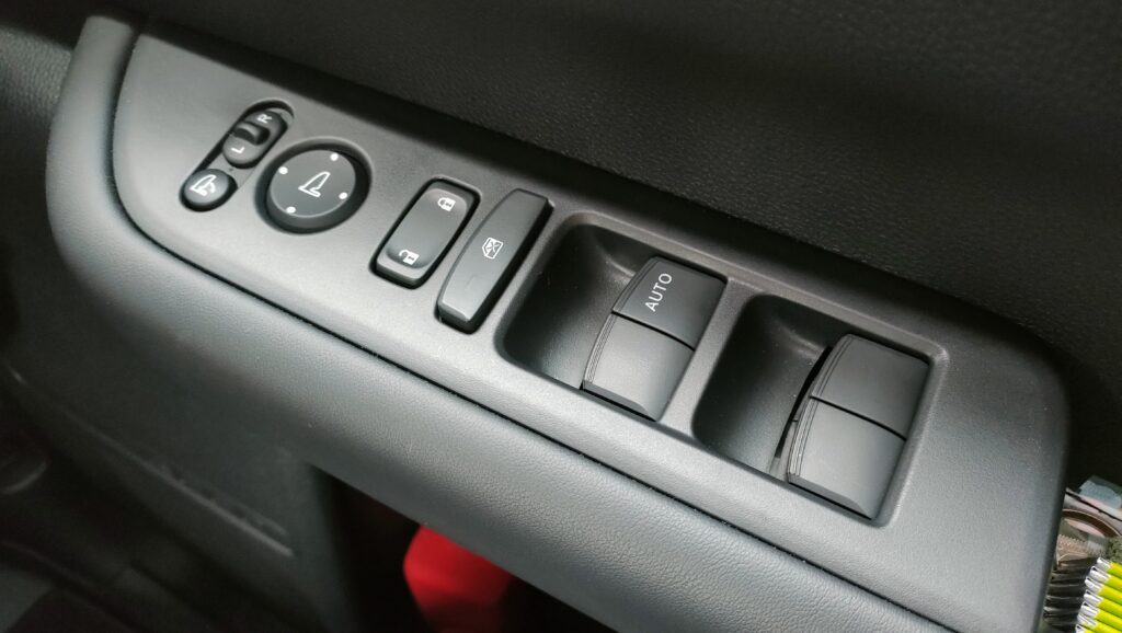 新型フリードの運転席ドアにあるミラー調整とパワーウインドウの操作スイッチ