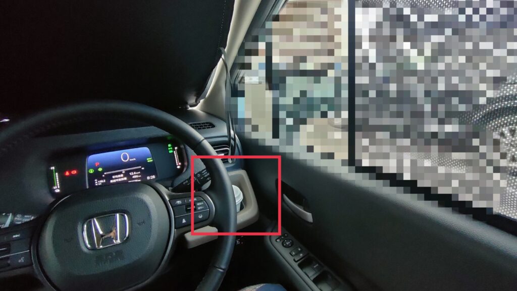 新型フリード運転席側の収納とドリンクホルダー