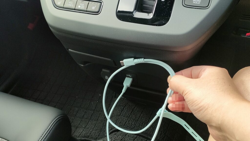 新型フリードの前席USB端子に充電ケーブルを接続している様子