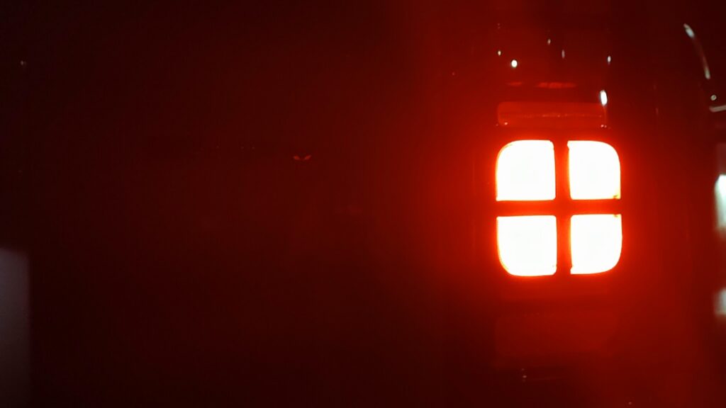 4分割デザインで点灯する新型フリードのLEDリアランプ
