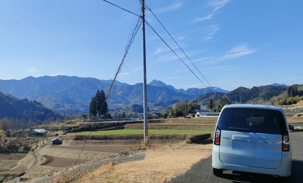 田園風景を背景にした新型フリードの後ろ姿