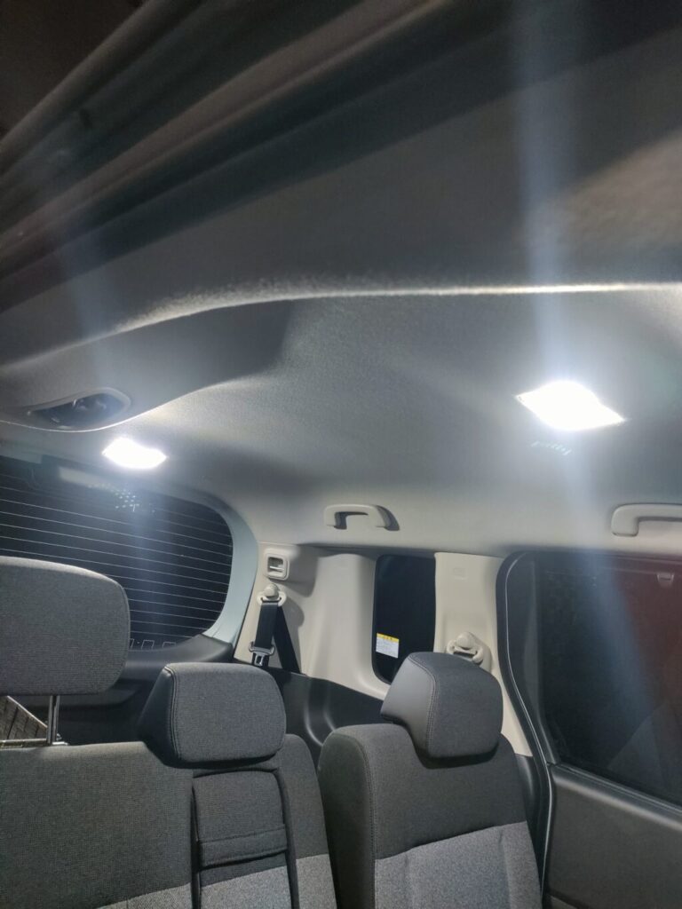 新型フリードAIR EXの後部座席で天井の室内灯を点灯した状態