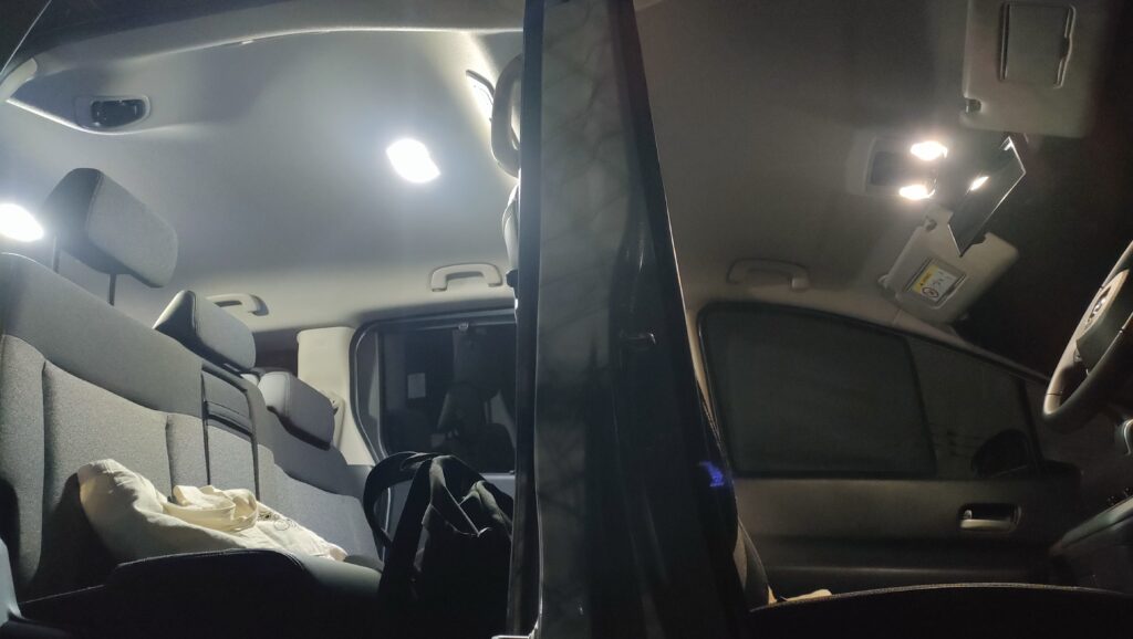 新型フリードの室内灯を点灯した車内の明るさを左右で比較した画像