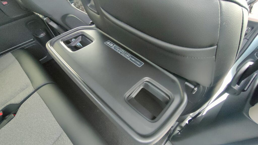 新型フリードのシートバックテーブルとドリンクホルダー