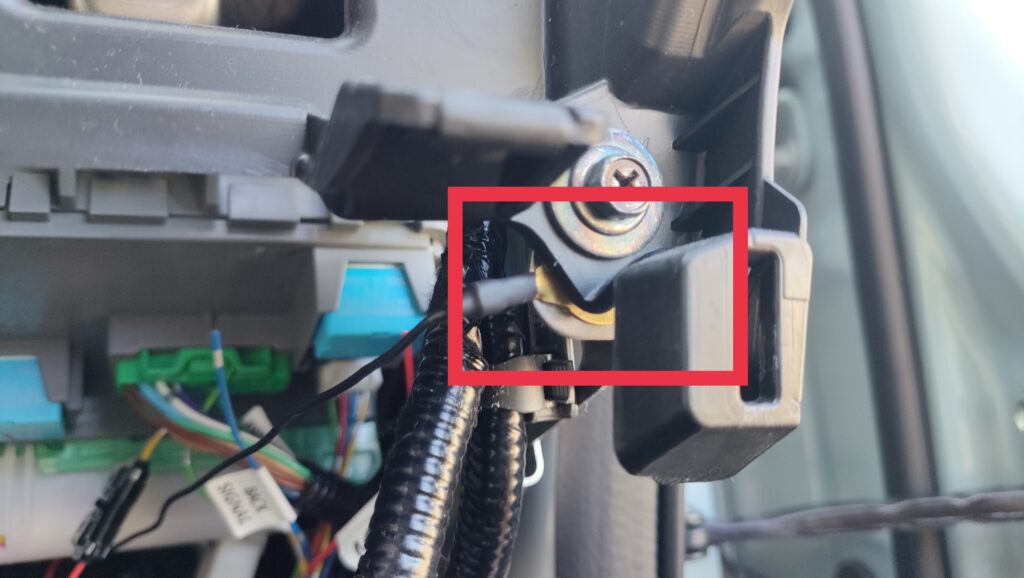 新型フリードの車体ボルト部分にドアロックキットのアース線（クワ型端子）をネジ留め接続している様子