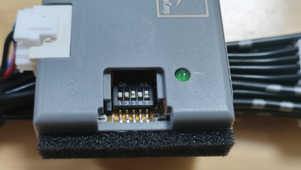 車速連動ドアロックキット本体にある機能設定用ディップスイッチの拡大写真
