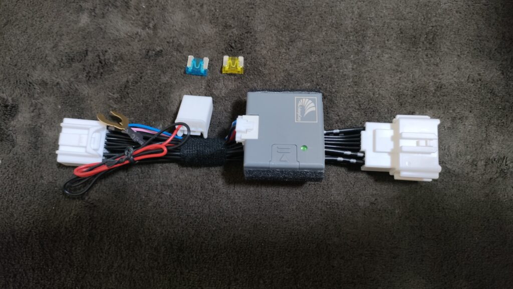 新型フリード用車速連動ドアロックキットのコントローラー本体と専用配線ハーネス・ヒューズのセット内容