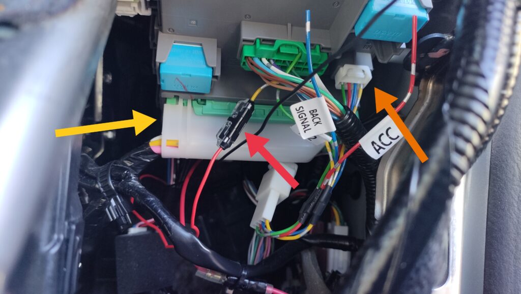 新型フリードの電源取り出しオプションカプラーおよびACC・バック信号配線の接続箇所を示す車内配線写真