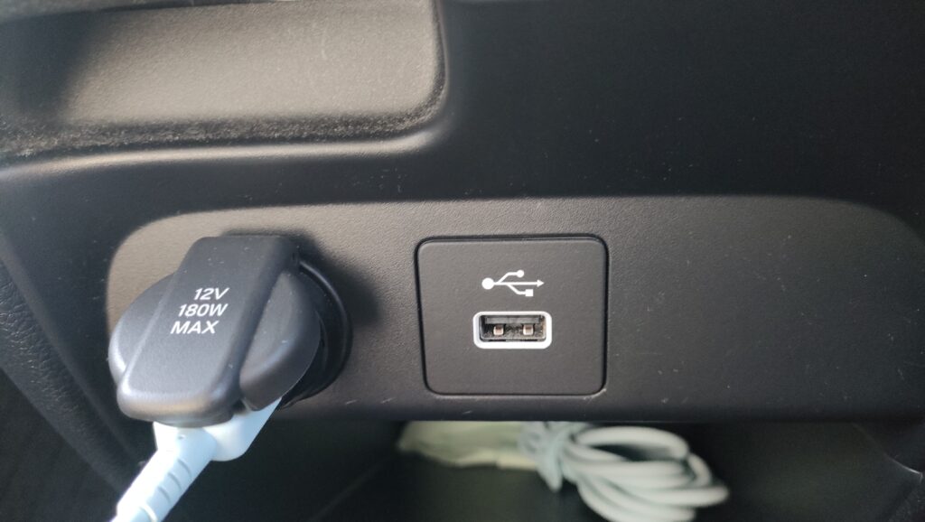 新型フリードGT系の12VアクセサリーソケットとUSB Type-A端子