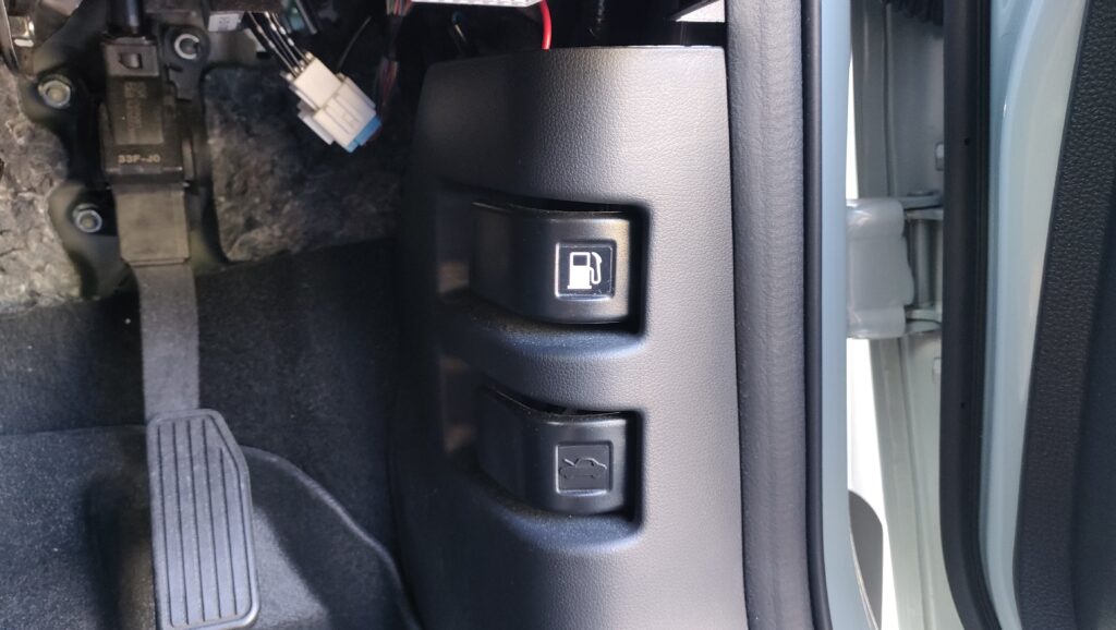 新型フリードGT系の運転席足元にある給油口とボンネットのオープナーレバー