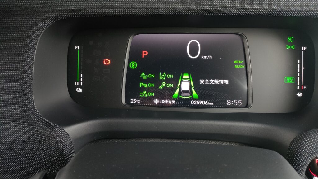 新型フリードGT系のメーターに表示されたHonda SENSINGの安全支援情報画面
