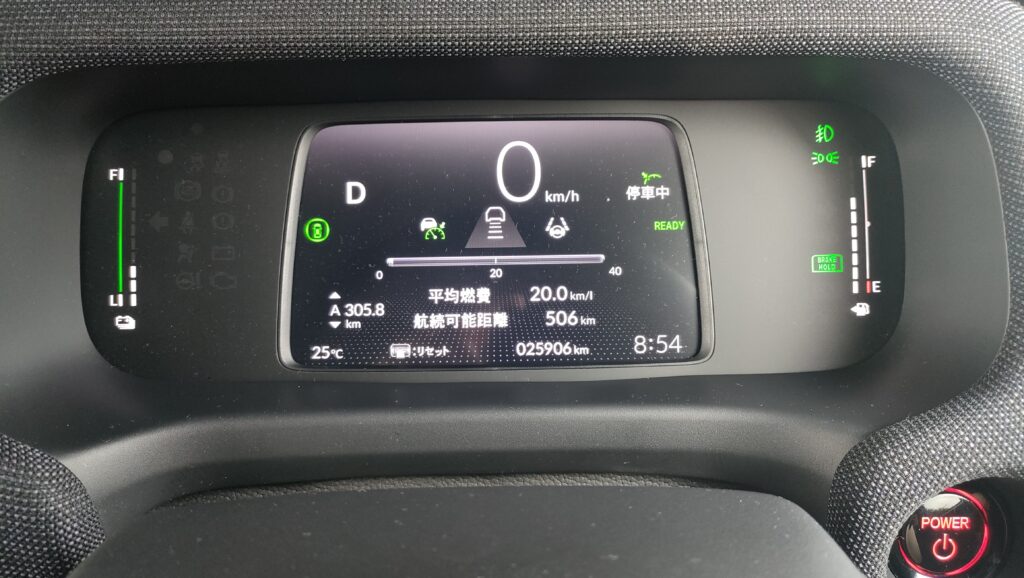 新型フリードGT系で停車中に前方車両表示が出ているデジタルメーター
