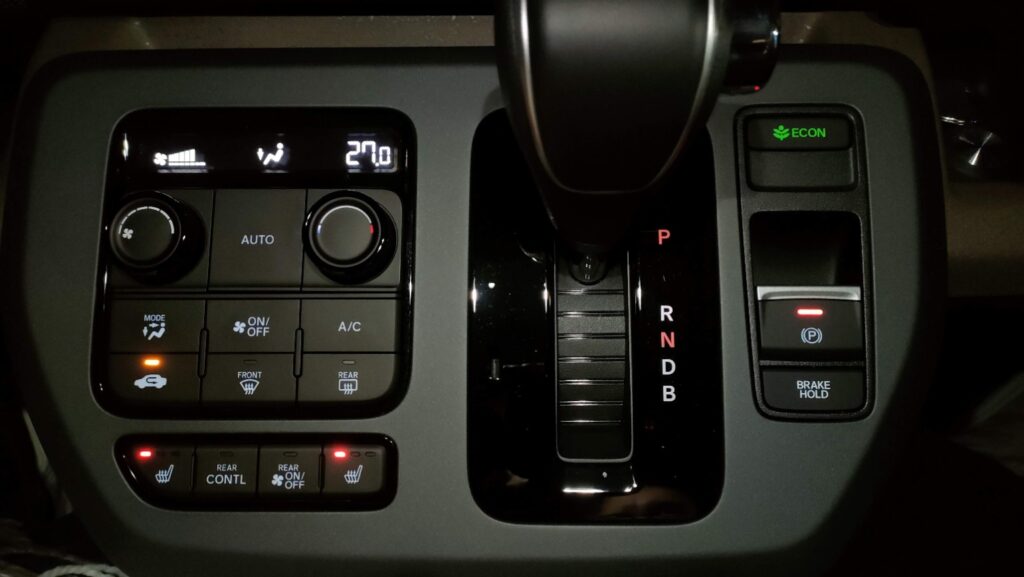 新型フリードGT系のシフトレバー横にある電子制御パーキングブレーキとBRAKE HOLDスイッチ